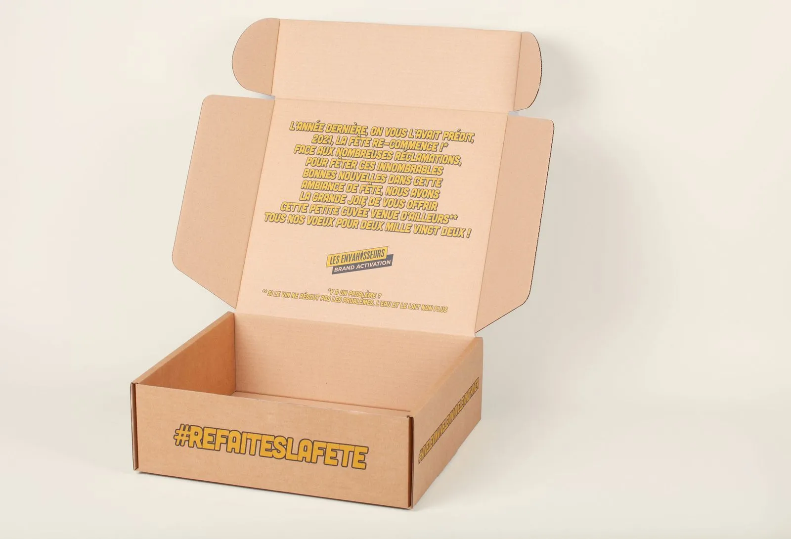 Box personnalisée ouverte avec un message imprimé à l’intérieur