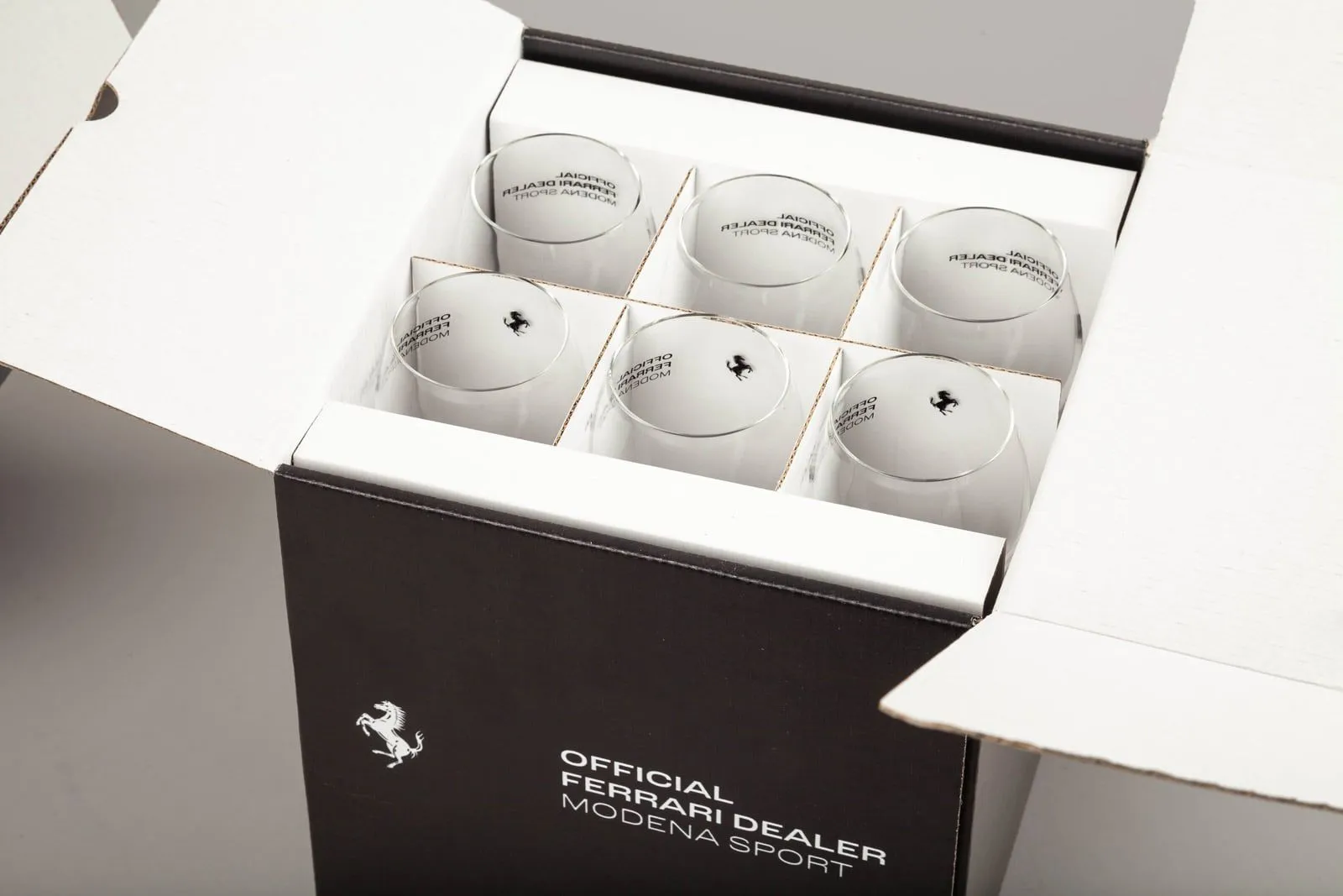 Box Ferrari ouverte, calage carton blanc maintenant six verres