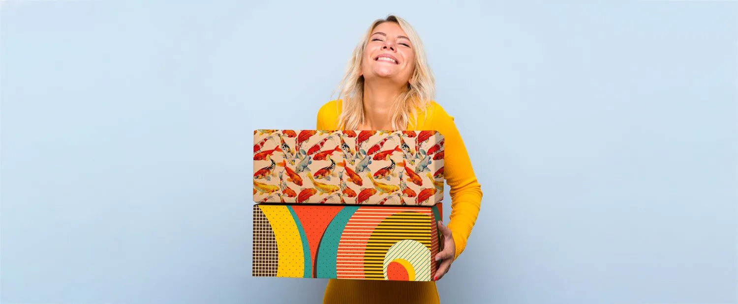 Boîte e-commerce personnalisée portée par une cliente