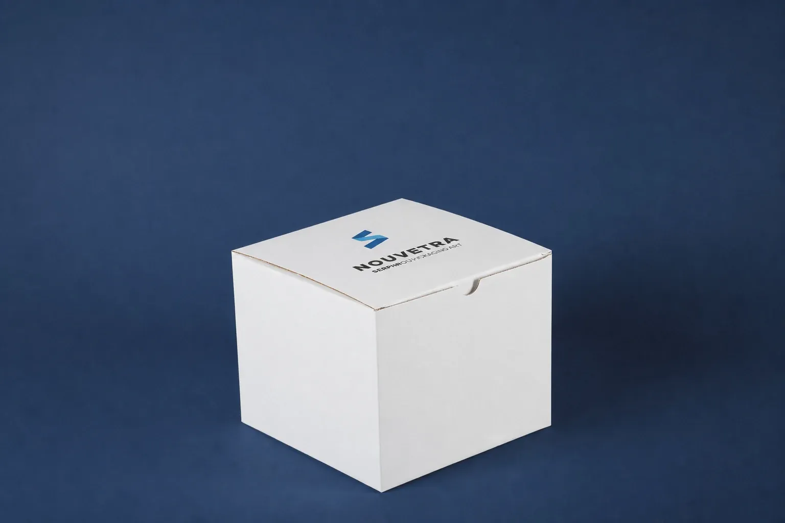 Étui carton blanc au logo Nouvetra