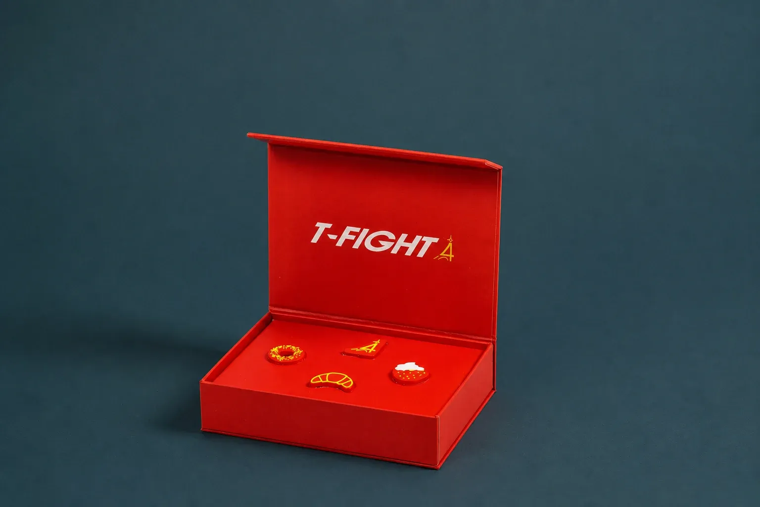 Boîte aimantée rouge Tecnifibre T-Fight ouverte, intérieur imprimé