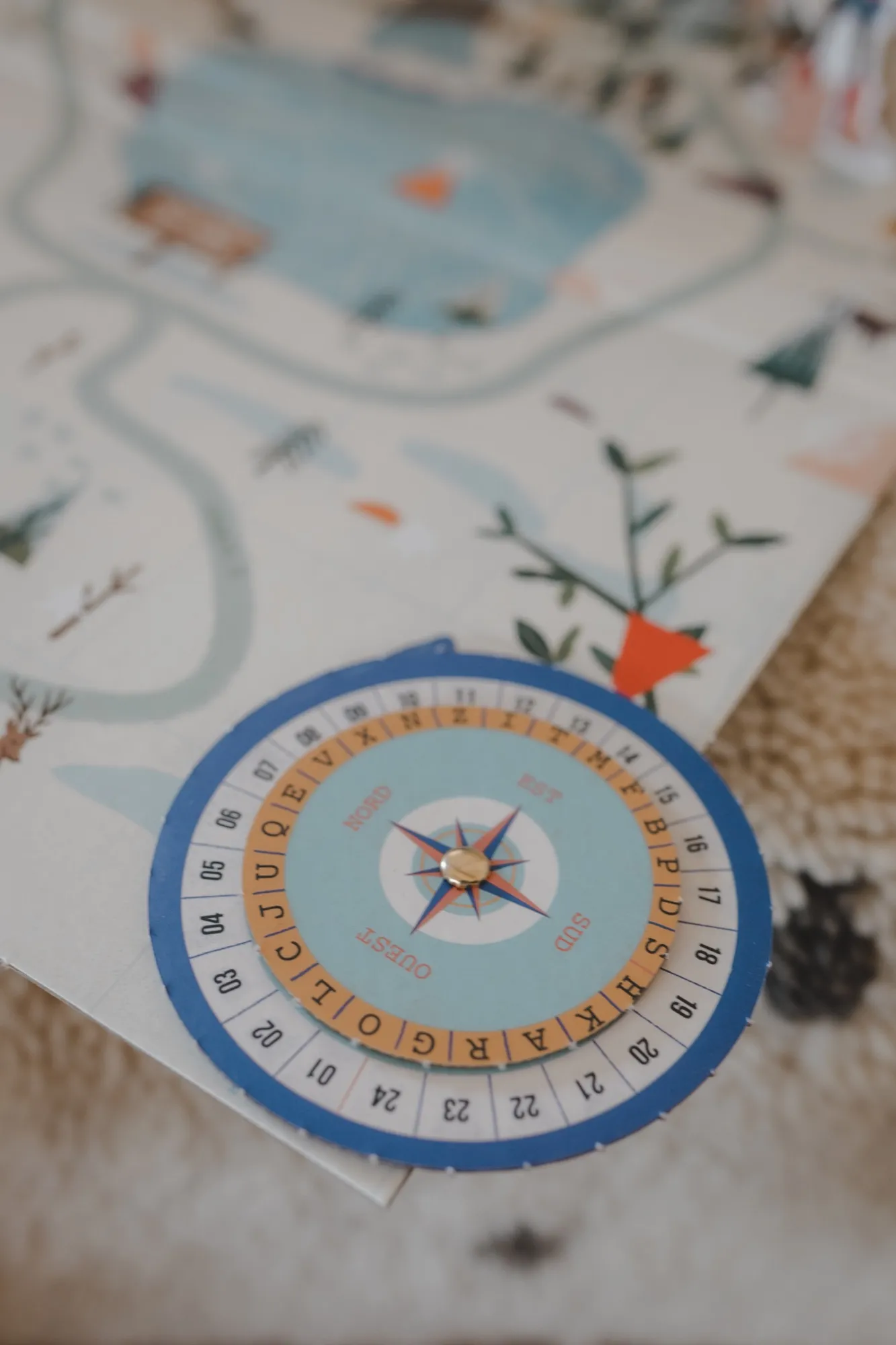 Roue de décodage en carton posée sur le plateau du calendrier de l'Avent En Cavale