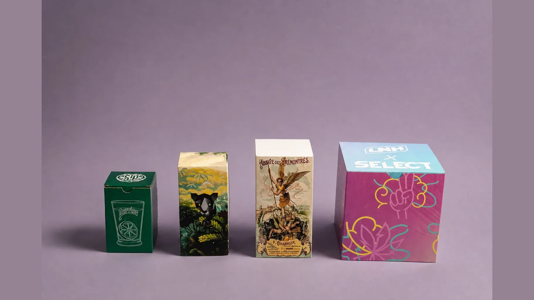 Quatre étuis carton imprimés de tailles différentes