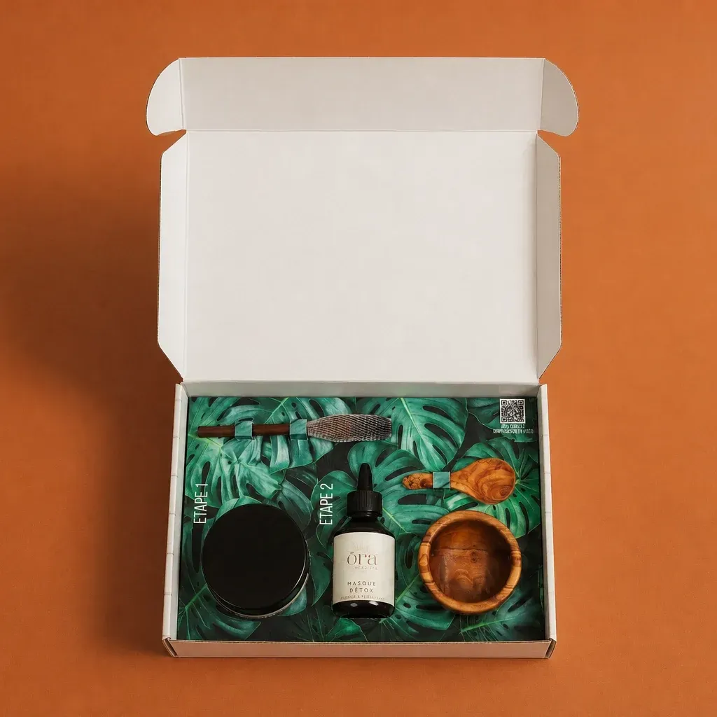 Coffret Ora ouvert sur des soins cosmétiques, intérieur imprimé de feuillages