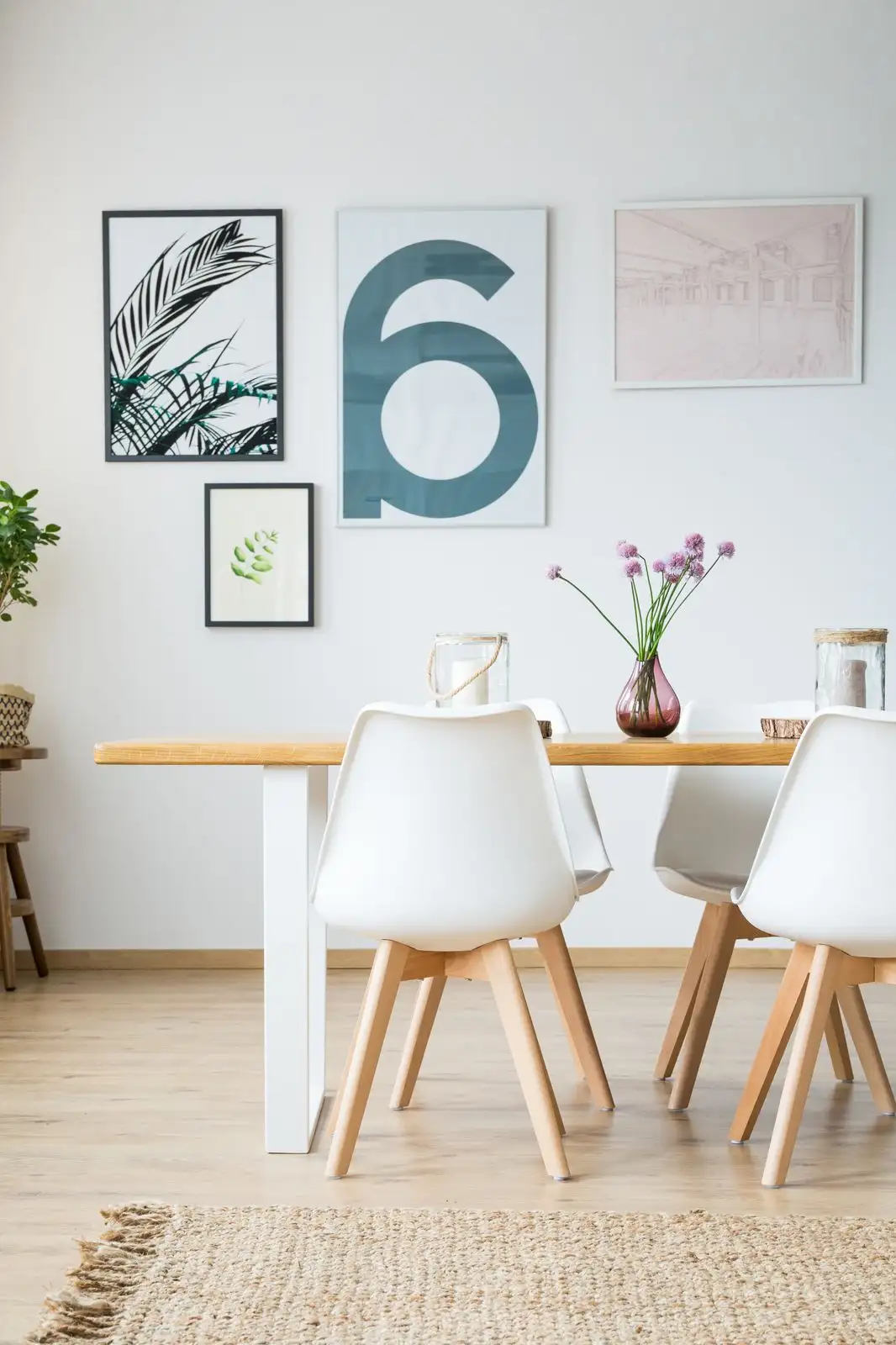Posters encadrés dans une salle à manger