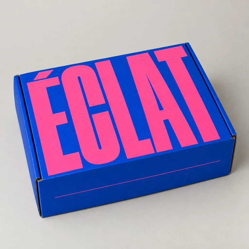 Design de packaging tendance 2026 « Typo XXL » sur une boîte à oreilles en carton blanc, marque fictive
