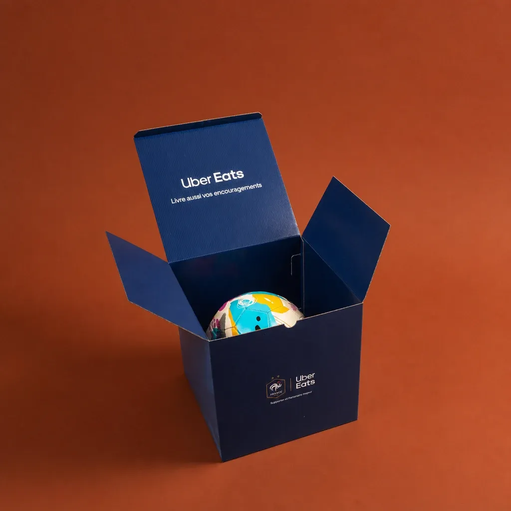 Étui carton bleu nuit ouvert, Uber Eats
